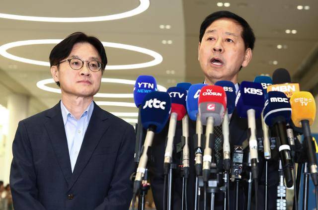 구윤철(오른쪽) 부총리 겸 기획재정부 장관이 1일 오후 인천국제공항 제2터미널에서 한미 관세협상 관련 취재진 질의에 답변하고 있다. 왼쪽은 김정관 산업통상자원부 장관. 뉴스1