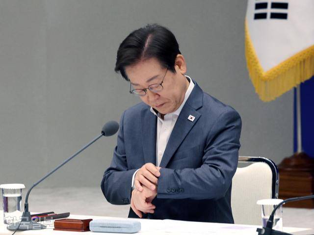 이재명 대통령이 1일 대통령실에서 열린 전국 시·도지사 간담회에서 시계를 보고 있다. 왕태석 선임기자