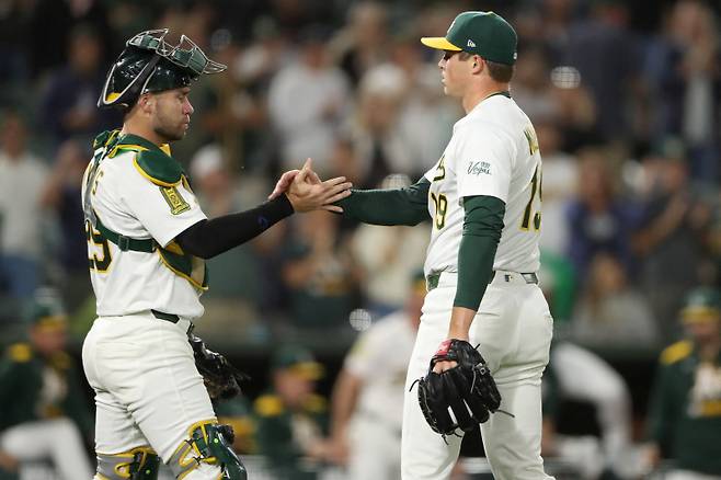 <yonhap photo-3920=""> SACRAMENTO, CALIFORNIA - JUNE 20: Austin Wynns #29 of the Athletics and Mason Miller #19 celebrate the Athletics win over the Cleveland Guardians at Sutter Health Park on June 20, 2025 in Sacramento, California. Scott Marshall/Getty Images/AFP (Photo by Scott Marshall / GETTY IMAGES NORTH AMERICA / Getty Images via AFP)/2025-06-21 13:47:01/ <저작권자 ⓒ 1980-2025 ㈜연합뉴스. 무단 전재 재배포 금지, AI 학습 및 활용 금지></yonhap>