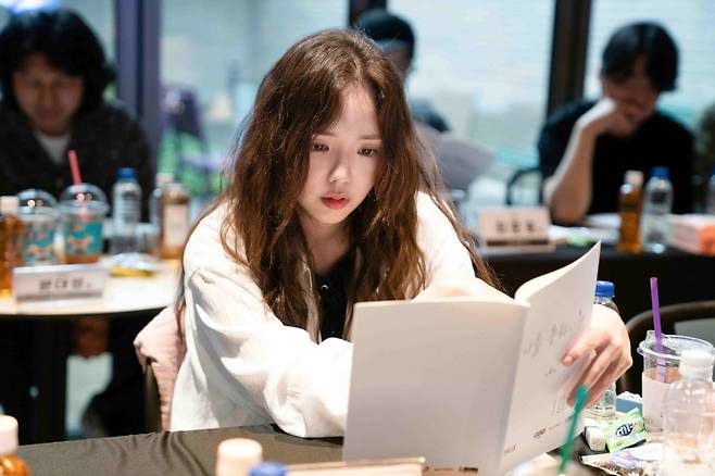 ‘나를 충전해줘’ 대본 리딩 현장의 채수빈 (사진=넷플릭스 제공)