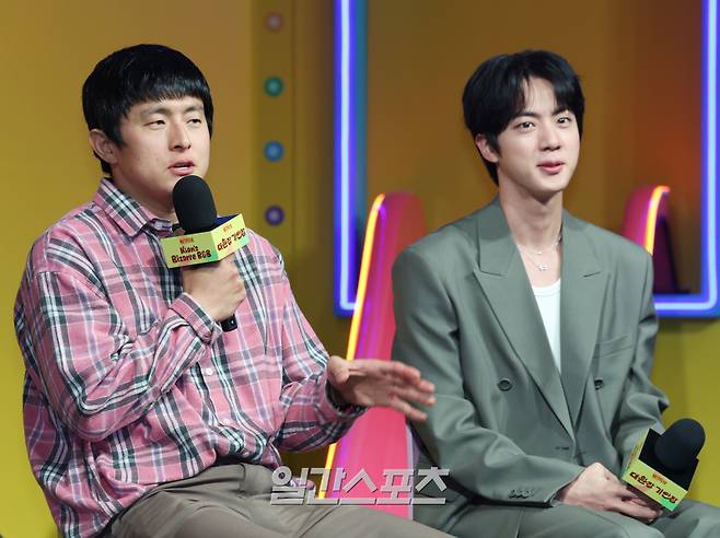 만화가 기안84, 방탄소년단(BTS) 진이 15일 오전 서울 종로구 JW 메리어트 동대문 스퀘어 서울에서 열린 넷플릭스 예능 '대환장 기안장' 기자간담회에 참석해 취재진과의 질의응답 시간을 갖고 있다. 서병수 기자 qudtn@edaily.co.kr /2025.04.15/