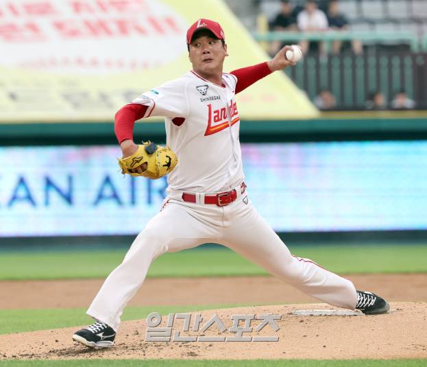 8일 오후 인천 SSG 랜더스필드에서 열린 2025 프로야구 KT 와 SSG경기. SSG 선발 김광현이 역투하고 있다. 인천=정시종 기자&nbsp; /2025.07.08.