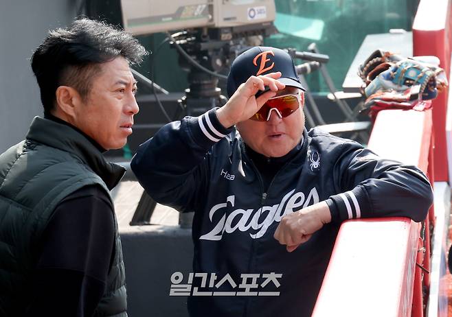 10일 오후 인천SSG랜더스필드에서 열리는 2025 KB0리그 SSG 랜더스와 한화 이글스의 프로야구 시범경기에 앞서 김경문 감독이 더그아웃에서 손혁 단장과 얘기를 나누고 있다. 인천=김민규 기자&nbsp; /2025.03.10/