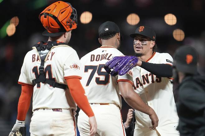<yonhap photo-3864=""> San Francisco Giants' Patrick Bailey, from left, celebrates with Camilo Doval (75) and Willy Adames after a baseball game against the Philadelphia Phillies in San Francisco, Monday, July 7, 2025. (AP Photo/Jeff Chiu)/2025-07-08 13:40:45/ <저작권자 ⓒ 1980-2025 ㈜연합뉴스. 무단 전재 재배포 금지, AI 학습 및 활용 금지></yonhap>