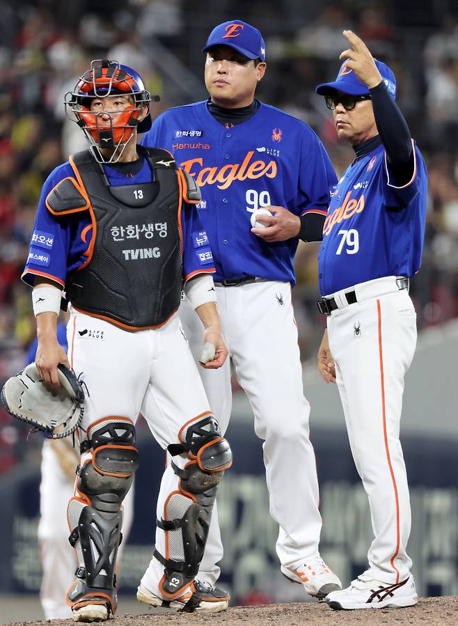 <yonhap photo-4284="">1일 광주기아챔피언스필드에서 열린 한화 이글스와 KIA 타이거즈의 경기. 한화 양상문 투수코치가 6회말 1사 2루에서 선발 류현진을 교체시키고 있다. 2025.8.1 [연합뉴스]</yonhap>