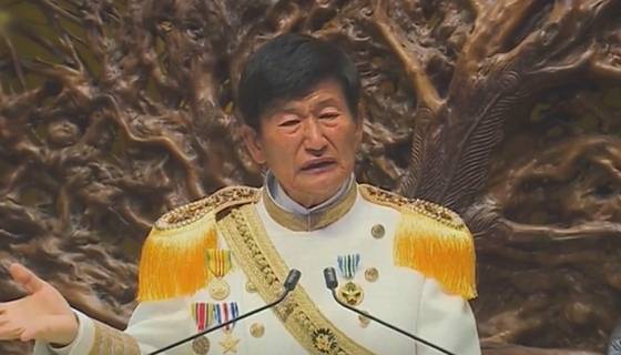 여신도들을 상대로 성폭행을 일삼아 징역 17년을 선고받은 JMS(기독교복음선교회) 총재 정명석 씨가 신도들을 상대로 약수터 물을 판매한 혐의로 또 기소됐다. 사진은 정 씨. [사진=JTBC]