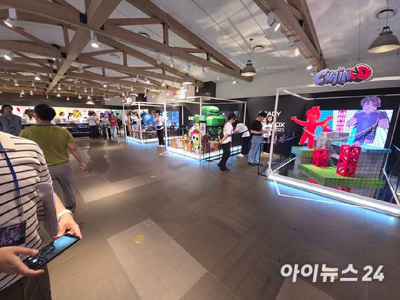 게임 플랫폼 '로블록스'가 1일부터 오는 17일까지 경기 판교 현대백화점에서 오프라인 행사 '레디, 셋, 로블록스' 행사를 개최한다. 사진은 지하 1층 게임 체험공간 내부. [사진=박정민 기자]