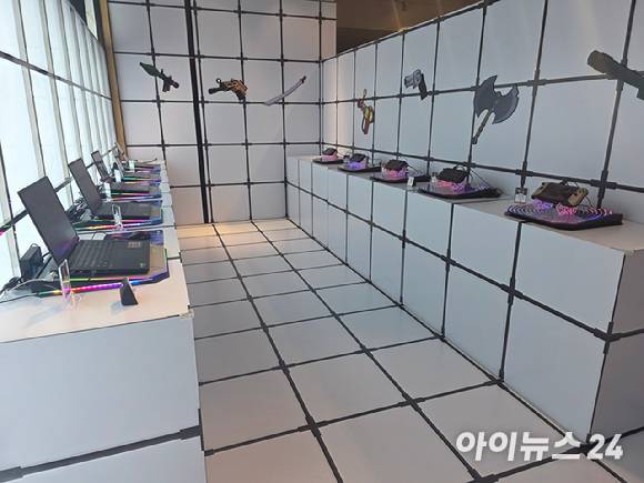 게임 플랫폼 '로블록스'가 1일부터 오는 17일까지 경기 판교 현대백화점에서 오프라인 행사 '레디, 셋, 로블록스' 행사를 개최한다. 사진은 지하 1층 게임 체험 공간. [사진=박정민 기자]