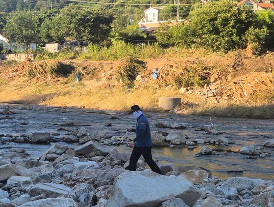 지난 27일 오후 5시쯤 경기도 가평군 상면 덕현리 조종천계곡서 경기북부경찰청 기동대원이 실종자 수색을 하고 있다. 오소영 기자