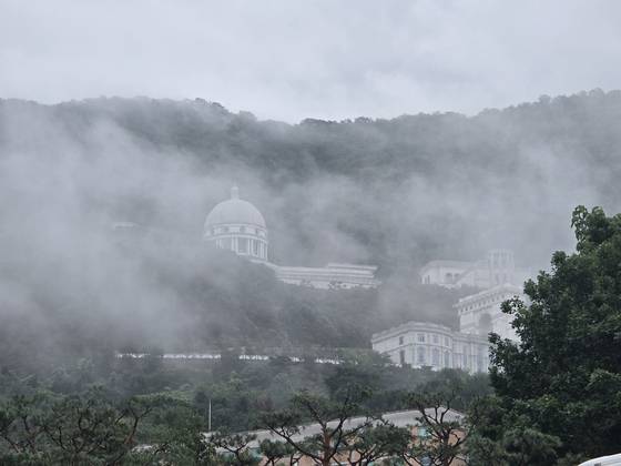 김건희 특검팀(특별검사 민중기)이 18일 경기 가평 통일교 천정궁 등 10여곳에 대한 압수수색영장을 집행했다. 사진은 천정궁과 통일교 사무실이 모여있는 천승전(천무원). 중앙포토