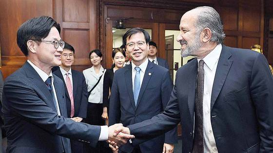 김정관 산업통상자원부 장관이 24일(현지시간) 미국 워싱턴 D.C. 상무부 회의실에서 하워드 러트닉 상무부 장관과 악수를 나누고 있다. (산업통상자원부 제공. 재판매 및 DB 금지) 2025.7.25/뉴스1