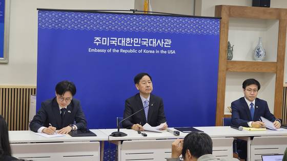 30일(현지시간) 도널드 트럼프 미국 대통령을 만나 한ㆍ미 무역 협정을 타결한 한국 정부 협상단이 이날 저녁 워싱턴 DC 주미한국대사관에서 언론 브리핑을 하고 있다. 왼쪽부터 김정관 산업통상자원부장관, 구윤철 경제부총리 겸 기획재정부 장관, 여한구 통상교섭본부장. 워싱턴=김형구 특파원