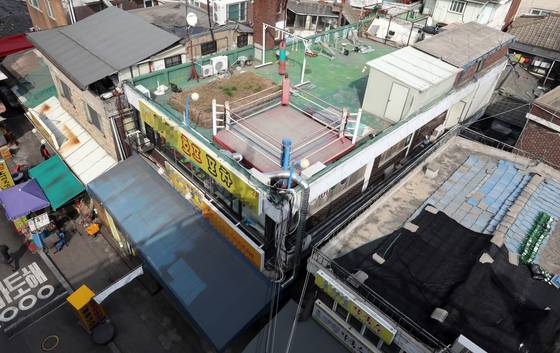 김의겸 새만금개발청장이 청와대 대변인 시절 부동산 투기 의혹을 받은 '흑석 뉴타운 9구역' 소재 복합건물. 뉴스1