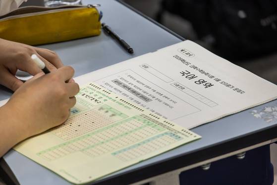 2026학년도 대학수학능력시험 6월 모의평가 시행일인 지난 4일 서울 금천구 금천고등학교에서 3학년 학생이 OMR카드를 마킹하고 있다. 연합뉴스