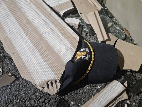 지난 1월 19일 아수라장이 된 서울서부지법 경내에 경찰모가 떨어져 있었다. 이영근 기자