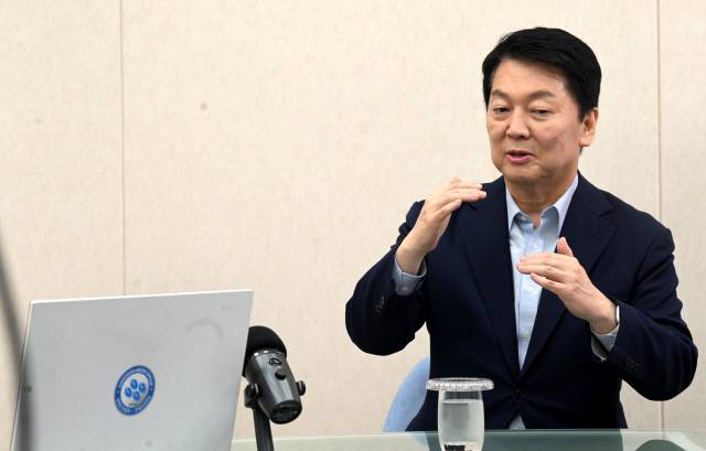 ▲ 안철수 국민의힘 당대표후보가 31일 강원도민일보 스튜디오에서 박지은 정치부장과 인터뷰를 하고 있다. 김정호 기자