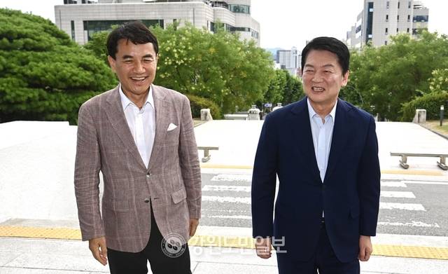 ▲ 31일 춘천을 방문한 국민의힘 안철수 당대표 후보가 강원도청을 찾았다.  김진태 도지사와 함께 도청사에 들어서고 있다. 방도겸 기자