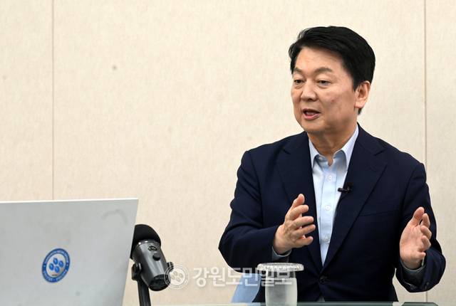 ▲ 국민의힘 안철수 당대표 후보가 31일 강원도민일보를 방문, 본사 스튜디오에서 단독 인터뷰를 갖고 있다. 김정호 기자