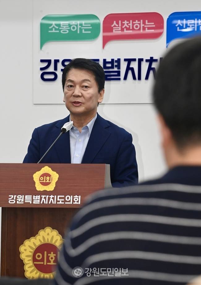 ▲ 국민의힘 안철수 당대표 후보가 전국 순회 첫 일정으로 강원도를 찾은 가운데 31일 오후 강원도의회에서 기자회견을 갖고 있다. 방도겸 기자