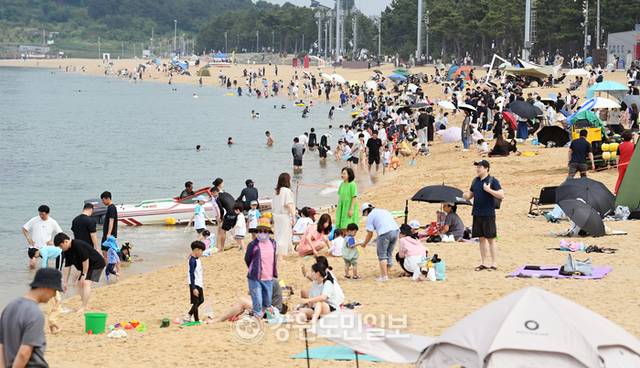 ▲ 본격적인 피서철을 앞두고 동해안 해수욕장들이 개장하고 있는 가운데 지난 28일 속초해변이 피서를 온 관광객들로 북적이고 있다. 방도겸 기자