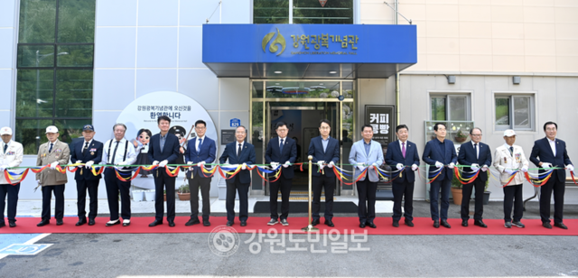 ▲ 강원 출신 독립유공자들의 흑백사진을 인공지능(AI) 기술로 복원해 웃는 얼굴을 전시하는 사진전 ‘다시 웃는 그 날’ 개막식이 1일 강원광복기념관에서 정백규 서부보훈지청장과 김문덕 광복회 강원지부장, 신경호 도 교육감, 경민현 강원도민일보 사장, 김진호 춘천시의장 등 내빈과 관계자들이 참석한 가운데 열렸다. 방도겸 기자