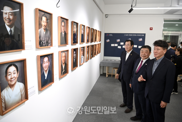 ▲ 강원 출신 독립유공자들의 흑백사진을 인공지능(AI) 기술로 복원해 웃는 얼굴을 전시하는 사진전 ‘다시 웃는 그 날’ 개막식이 1일 강원광복기념관에서 정백규 서부보훈지청장과 김문덕 광복회 강원지부장, 신경호 도 교육감, 경민현 강원도민일보 사장, 김진호 춘천시의장 등 내빈과 관계자들이 참석한 가운데 열렸다. 방도겸 기자