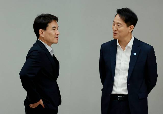 ▲ 오세훈 서울시장(오른쪽)과 김진태 강원도지사가 1일 서울 용산 대통령실 청사에서 열린 전국 시도지사 간담회 시작에 앞서 논의하고 있다.