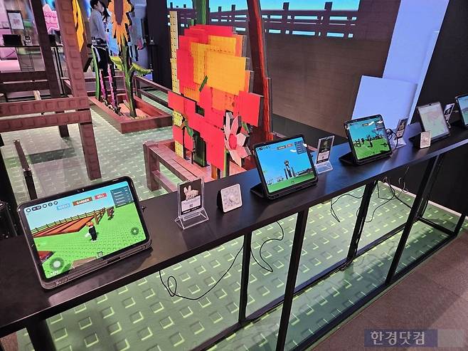 1일 오전 경기 성남시 판교 현대백화점에서 열린 로블록스 팝업스토어에서 '그로우 어 가든' 게임을 시연해 볼 수 있도록 태블릿PC가 설치되어 있다. 사진=박수빈 기자