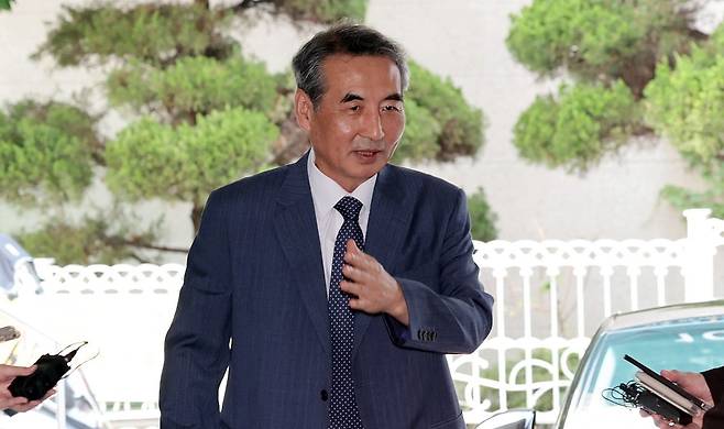 윤석열 전 대통령 부인 김건희 여사 관련 의혹을 수사하는 민중기 특별검사가 출근하고 있다. 사진=연합뉴스