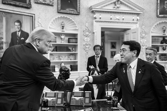 도널드 트럼프 미국 대통령이 지난 7월 22일(현지 시간) 백악관에서 일본 대표단과 관세 협상에 앞서 악수하고 있다. / 사진=댄 스카비노 백악관 부비서실장 엑스