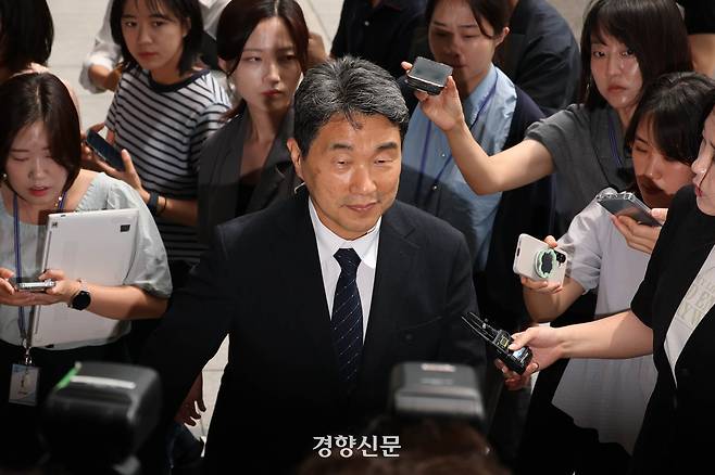 이주호 전 교육부 장관이 지난달 4일 내란 특검 사무실이 있는 서울 서초구 고등검찰청에 출석하고 있다. 성동훈 기자