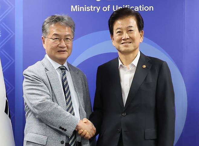 정동영 통일부 장관이 1일 정부서울청사에서 조지프 윤 주한 미국대사대리를 접견하며 악수하고 있다. 연합뉴스