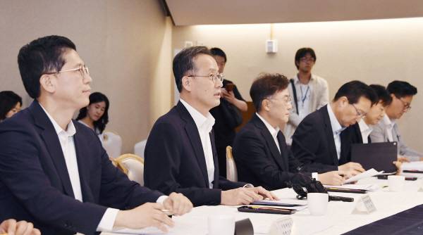 1일 정부서울청사에서 이형일(왼쪽 두 번째) 기획재정부 1차관 등이 참석한 가운데 ‘경제형벌 합리화 TF’ 1차 회의가 진행되고 있다. 기재부 제공