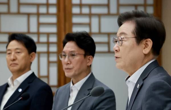 이재명 대통령이 1일 서울 용산 대통령실 청사에서 열린 전국 시도지사 간담회에서 발언하고 있다.     오른쪽부터 이 대통령, 김민석 국무총리, 오세훈 서울시장. 2025.8.1 연합뉴스