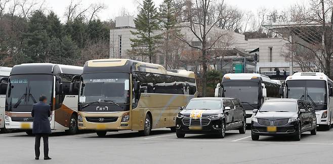 Korea has faced frequent crematorium bottlenecks due to delays in building new facilities. Such situations became common during the Covid-19 pandemic and recur almost every winter, when elderly deaths rise from influenza and other seasonal illnesses. The photo shows the parking lot of the Seoul Municipal Seunghwawon Crematorium in Deogyang District, Goyang, Gyeonggi, filled with funeral vehicles in March 2022. [NEWS1]