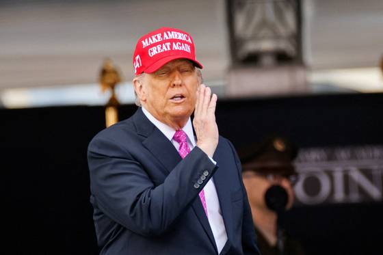 U.S. President Donald Trump wears a ″Make America Great Again″ (MAGA) hat as he attends the commencement ceremony at West Point Military Academy in West Point, New York, on May 24. [REUTERS/YONHAP]