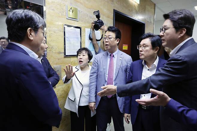 1일 서울 여의도 국회에서 열린 법제사법위원회 전체회의가 정회된 후 법사위 국민의힘 간사 박형수 의원을 비롯한 의원들이 토론 종결 등 위원회 운영에 대해 이춘석 위원장에게 항의하고 있다. 연합뉴스