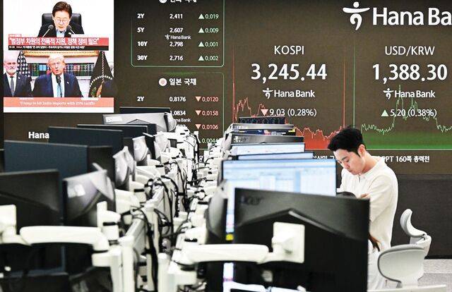 한국과 미국의 관세 협상이 타결된 31일 코스피지수는 전 거래일보다 0.28% 내린 3245.44, 코스닥지수는 0.20% 오른 805.24에 거래를 마쳤다. 사진은 이날 서울 중구 하나은행 딜링룸에서 직원이 업무를 보고 있는 모습. 권현구 기자