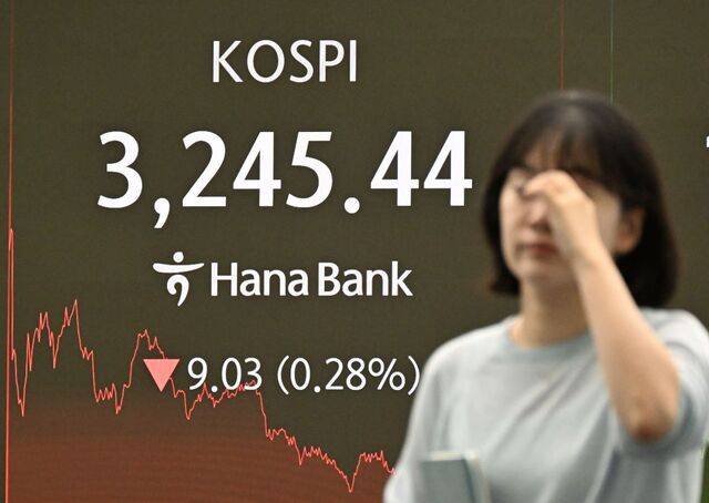 한국과 미국의 무역협상이 타결된 31일 서울 중구 하나은행 딜링룸에서 직원들이 업무를 보고 있다. 권현구 기자
