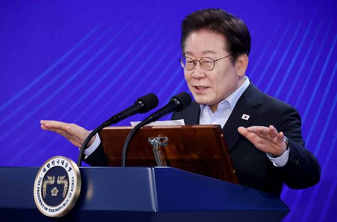 이재명 대통령이 31일 정부서울청사에서 고위공직자들을 대상으로 특별 강연을 하고 있다. 연합뉴스