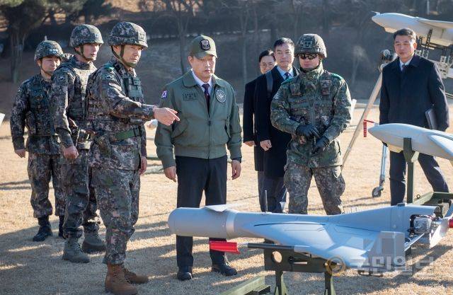 이보형(앞줄 왼쪽) 드론작전사령관이 지난해 1월 8일 신원식 국방부 장관에게 신형 드론 무기쳬계에 대해 보고하고 있다. 국방부 제공