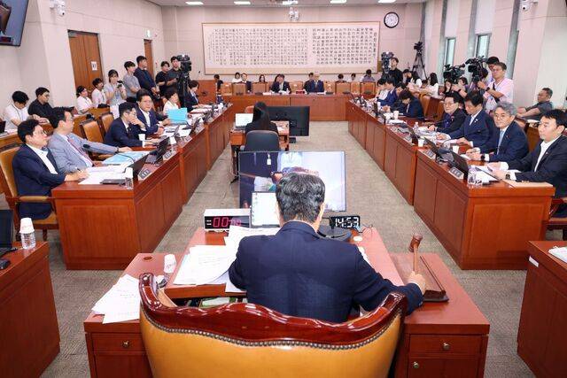 1일 서울 여의도 국회에서 열린 법제사법위원회 전체회의에서 상법 일부개정법률안이 통과되고 있다. 연합뉴스