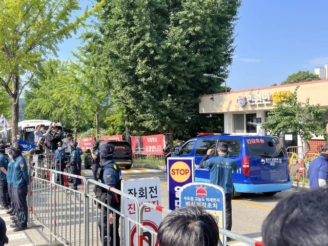 1일 의왕시 서울구치소 정문 앞. 윤석열 영장 집행을 위해 입장했던 특검이 빈손으로 돌아가고 있다. 박소민기자