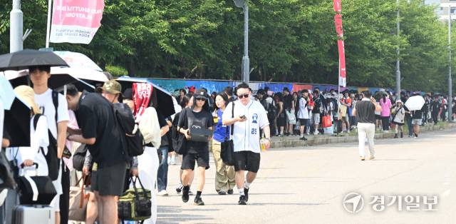 1일 오전 인천 연수구 송도달빛축제공원에 인천펜타포트 락 페스티벌 입장을 기다리는 관람객들이 긴 줄을 늘어뜨리고 있다. 조병석기자