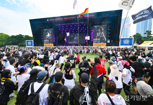 1일 인천 송도달빛축제공원에서 열린 '2025 인천펜타포트 락 페스티벌'에서 관객들이 공연을 관람하며 환호하고 있다. 조주현기자