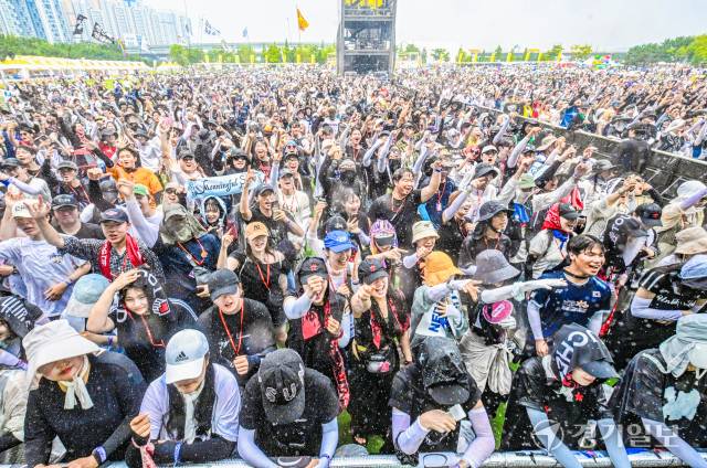 1일 인천 송도달빛축제공원에서 열린 '2025 인천펜타포트 락 페스티벌'에서 관객들이 김뜻돌의 공연을 관람하며 환호하고 있다. 조주현기자