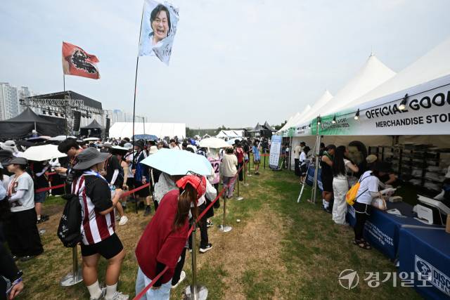 1일 열린 인천펜타포트 락 페스티벌 현장에서 공식 굿즈를 사려는 관람객들이 긴 줄을 서 있다. 조병석기자
