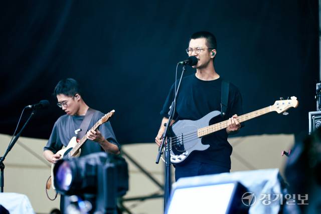 타이완 타이베이를 기반으로 활동하는 인디 록·포스트펑크 밴드 모던시네마마스터(當代電影大師)가 강렬한 사운드로 관람객들을 사로잡고 있다. 황영식기자
