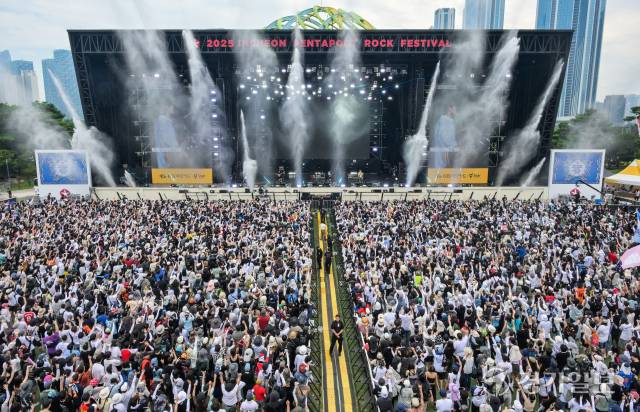 인천펜타포트 락 페스티벌 1일차 메인무대에서 물대포를 뿜고 있다. 조병석기자