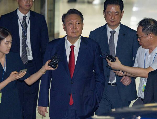 12·3 비상계엄과 관련해 특검의 수사를 받는 윤석열 전 대통령이 지난달 9일 서울 서초구 서울중앙지법에서 열린 구속 전 피의자 심문(영장실질심사)이 끝난 뒤 법원을 떠나고 있다. 연합뉴스